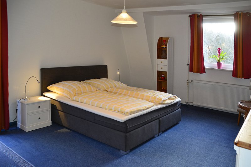 Schlafzimmer, mit Boxspringbett, feststehende Kinderbett und ein Schlafsofa zum ausziehen. Waschbecken im Zimmer