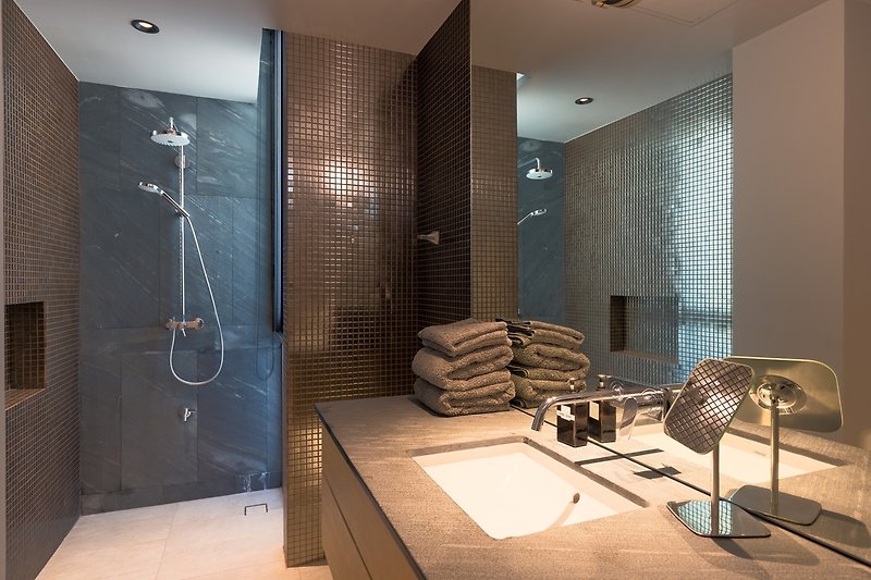 Stilvolles Badezimmer mit modernem Waschbecken und stilvoller Einrichtung.