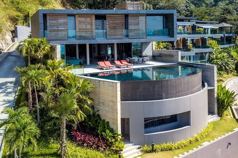 Moderne Pool Villa in grüner Umgebung mit Panorama Meer Blick
