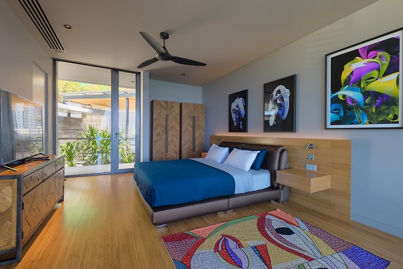 Gäste Schlafzimmer 2 mit stilvoller Einrichtung, Meerblick und bequemem Kingsize Bett und  Zugang Balkon