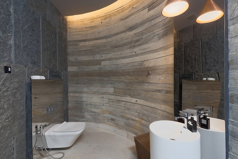 Ein stilvolles Badezimmer mit modernem Waschbecken und stilvoller Beleuchtung.