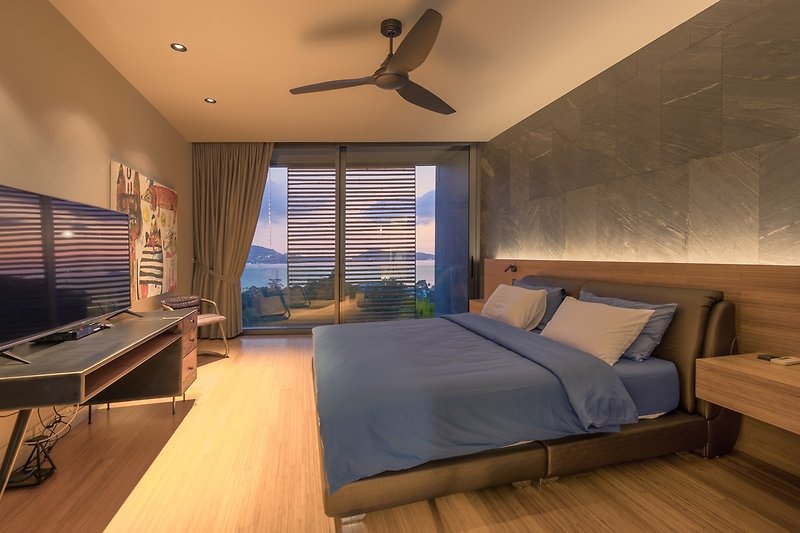Gäste Schlafzimmer 3 mit stilvoller Einrichtung, Meerblick und bequemem Kingsize Bett und  Zugang Balkon