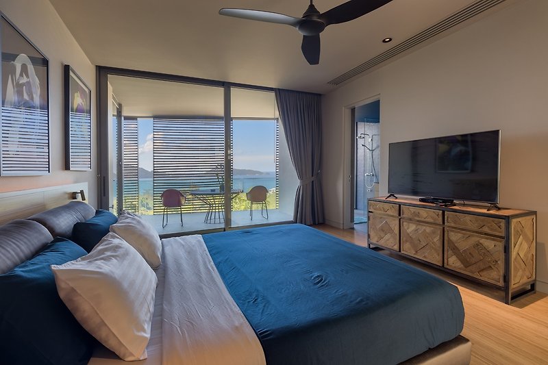 Gäste Schlafzimmer 2 mit stilvoller Einrichtung, Meerblick und bequemem Kingsize Bett und  Zugang Balkon