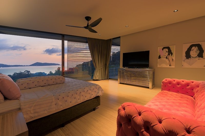 Grosses Master Schlafzimmer mit stilvoller Einrichtung und Meerblick, sowie Zugang zum Balkon