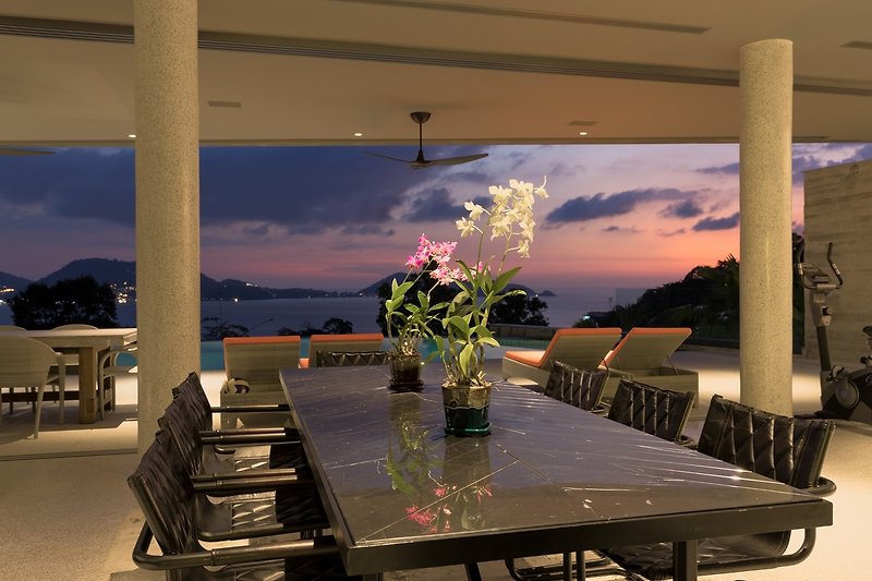 Einladende Terrasse mit stilvoller Möblierung und atemberaubendem Ausblick.