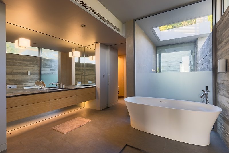 Stillvolles Ensuite Badezimmer mit stilvoller Einrichtung, Dusche und Badewanne.