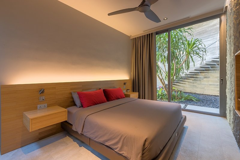 Gäste Schlafzimmer 4 mit stilvoller Einrichtung und bequemem Kingsize Bett und  Smart TV