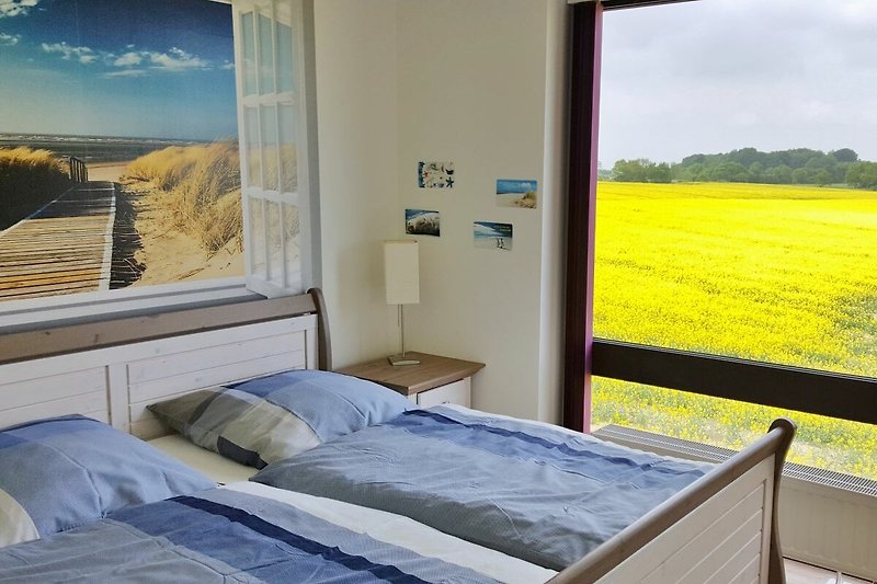 Ein gemütliches Schlafzimmer mit bequemem Doppelbett und Panoramafenster