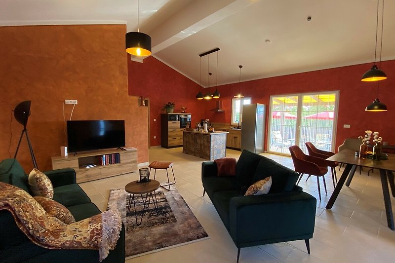 Stilvolles Wohnzimmer mit bequemer Couch, elegantem Tisch und moderner Beleuchtung.