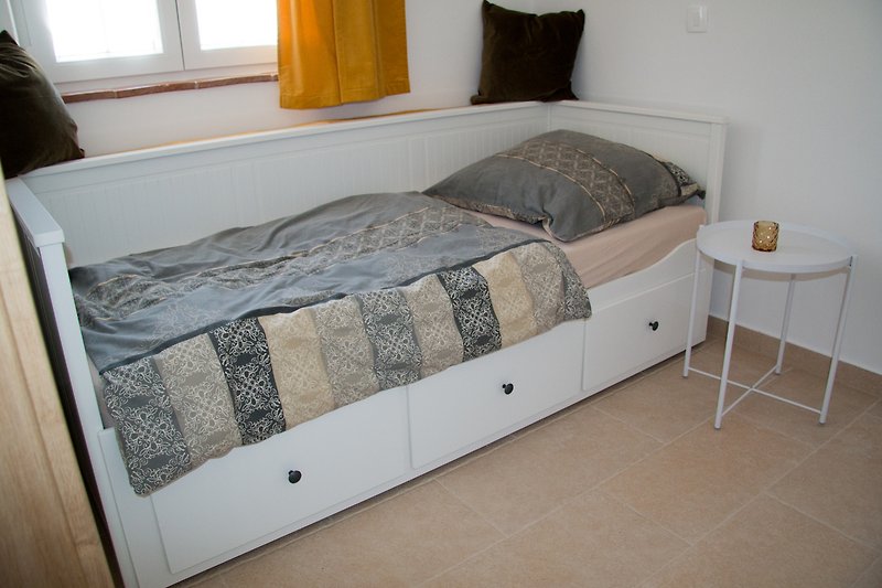 kleines Schlafzimmger Liegefläche 80x200 cm - Bett ausziehbar auf 180x200 cm