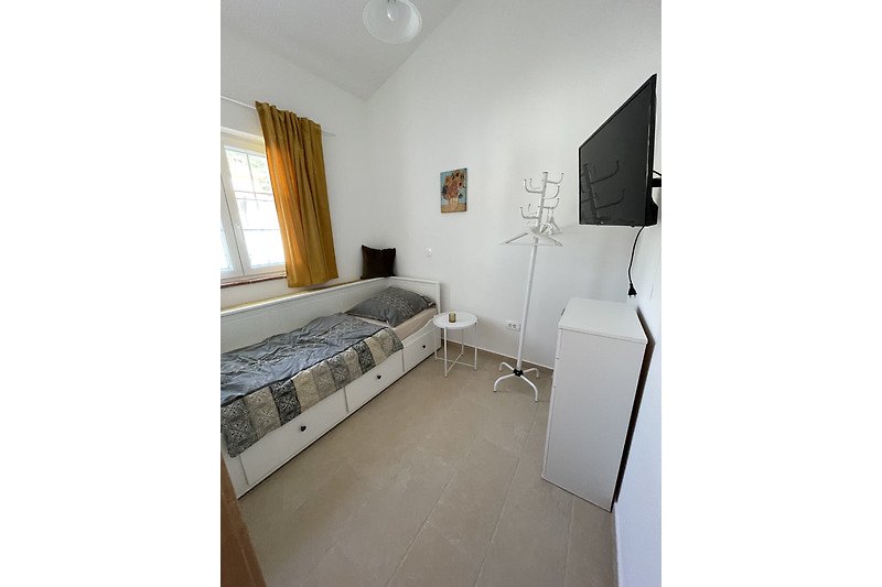 kleines Schlafzimmger Liegefläche 80x200 cm - Bett ausziehbar auf 180x200 cm - mit Kommode, Kleiderständerä und TV