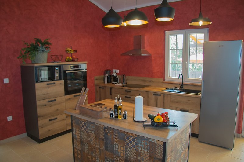 Gemütliche Küche mit stilvoller Einrichtung und modernen Geräten.