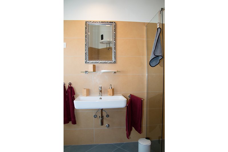 Ein stilvolles Badezimmer mit bordeaufarbenen Akzenten und elegantem Design.