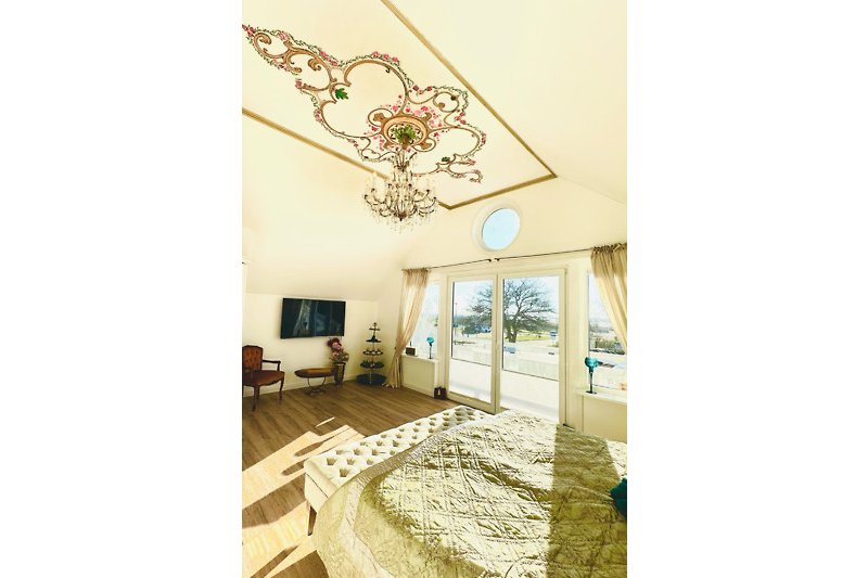 Schönes Schlafzimmer mit stilvoller Beleuchtung und Balkon