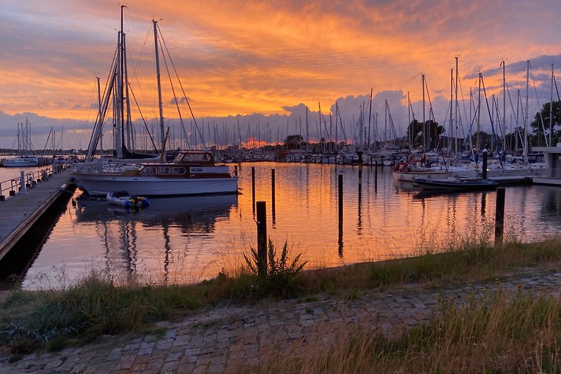 Nur 160 m entfernt, der Sonnenuntergang am Yachthafen- perfekt für einen entspannten Urlaub an der Ostsee.