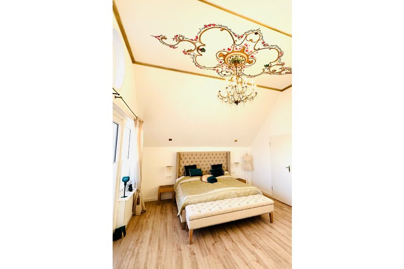 1 Gemütliches Schlafzimmer im OG 180x200 mit stilvoller Einrichtung und Deckenmalerei