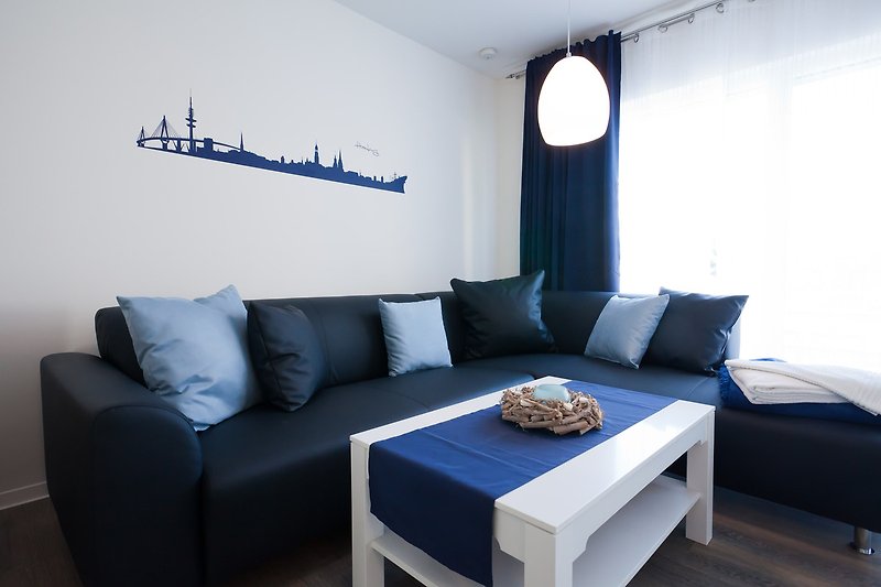 Modernes Wohnzimmer mit blauer Einrichtung und stilvollem Design.