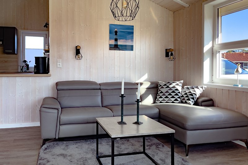 Gemütliches Wohnzimmer mit bequemer Couch und stilvollen Möbeln.