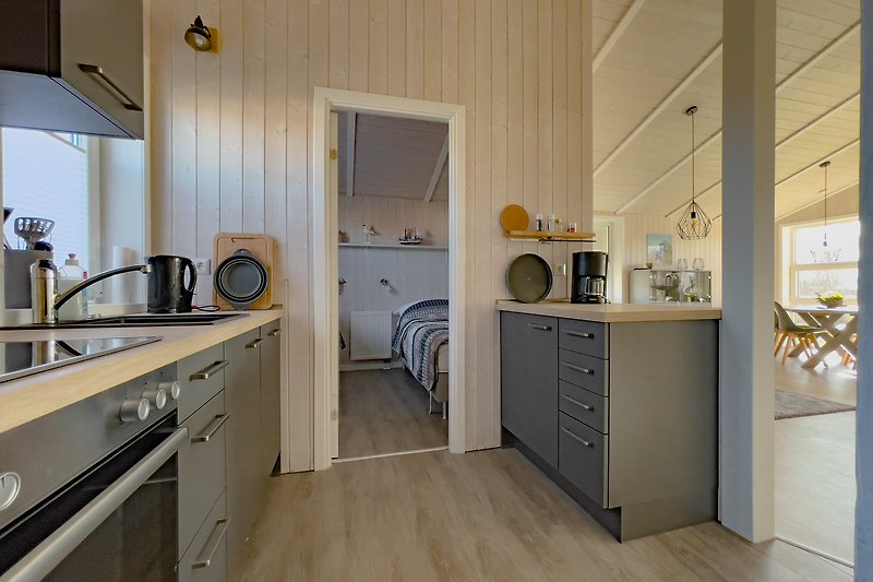 Moderne Küche mit stilvollen Schränken, Arbeitsplatte und Spüle.