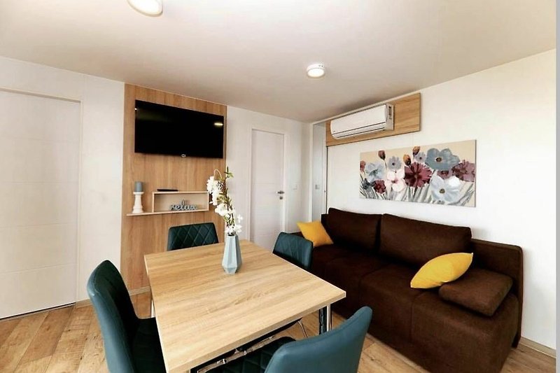 Modernes Wohnzimmer mit eleganten Möbeln und gemütlicher Einrichtung.