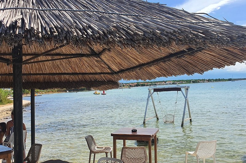 Tropische Strandhütte mit Meerblick und Palmen - Erholung pur!