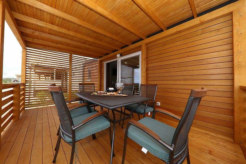 Wohnzimmer mit Holzmöbeln, Tisch, Stuhl und Fenster - natürliche Eleganz!