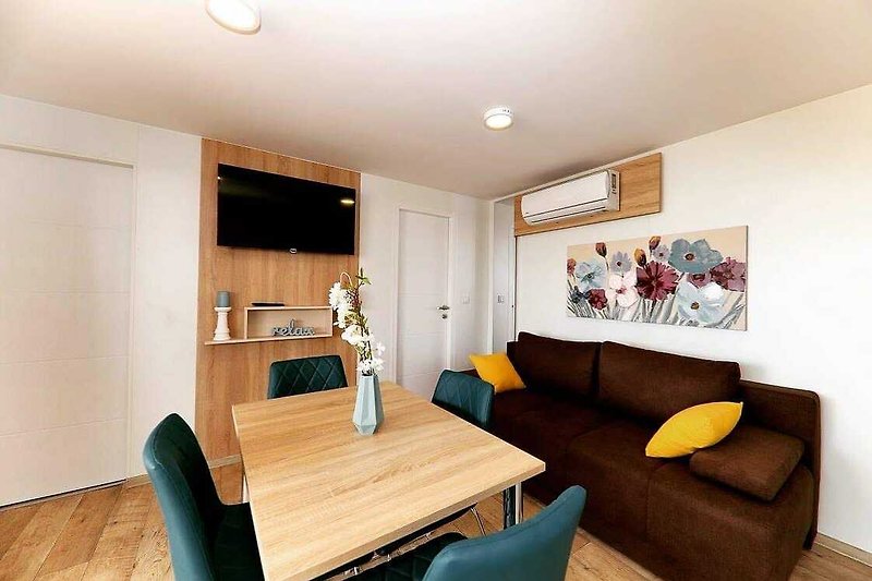 Wohnzimmer mit bequemen Möbeln und Holzboden - stilvoll eingerichtet!