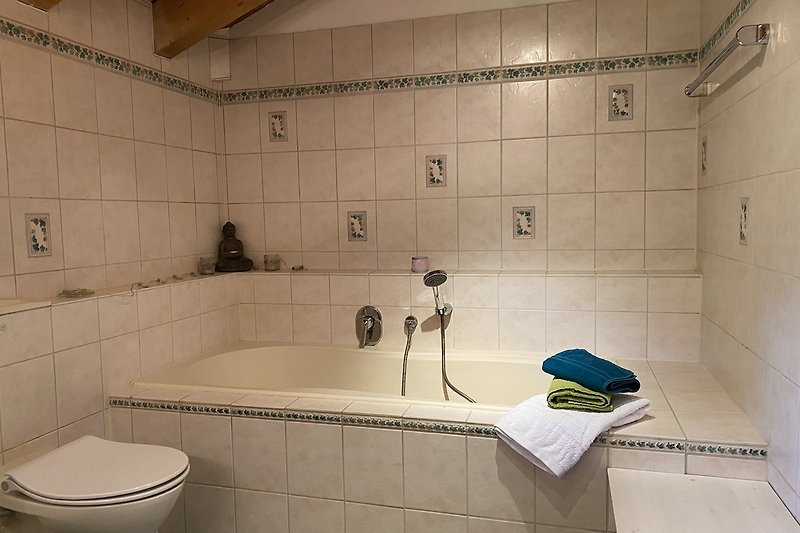 Ein stilvolles Badezimmer mit eleganter Badewanne und Fliesen.