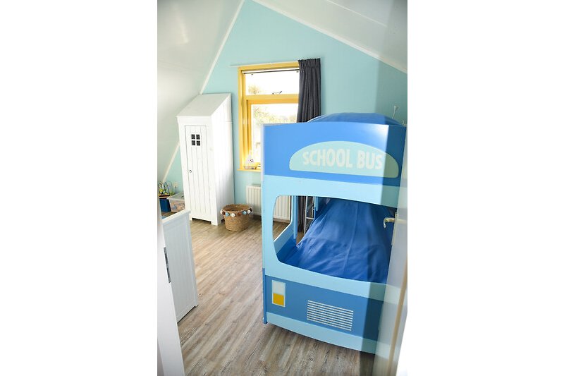 Helles Kinderzimmer mit Etagenbett und Doppelbett