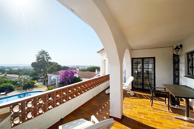 Vaste terrasse avec vue sur la nature et mobilier de choix. Ambiance chaleureuse et relaxante.