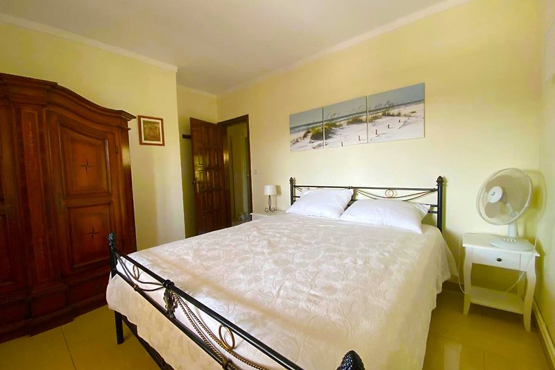 Confortable chambre avec mobilier et literie de qualité. Ambiance chaleureuse et accueillante.