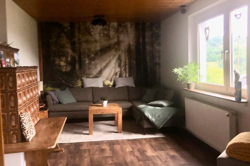 Een sfeervolle woonkamer met houten meubels en mooie verlichting.