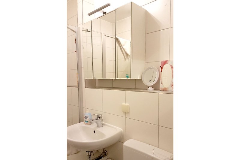 Badezimmer bietet u.a. Spiegelschrank und Kosmetikspiegel