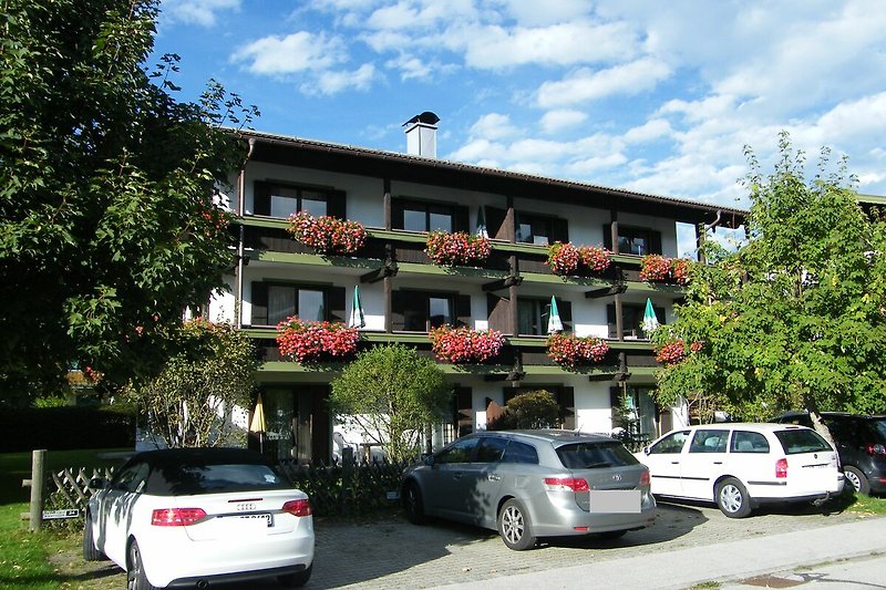 Haus "Alpenblick" mit gepflegtem Garten und Parkplatz.