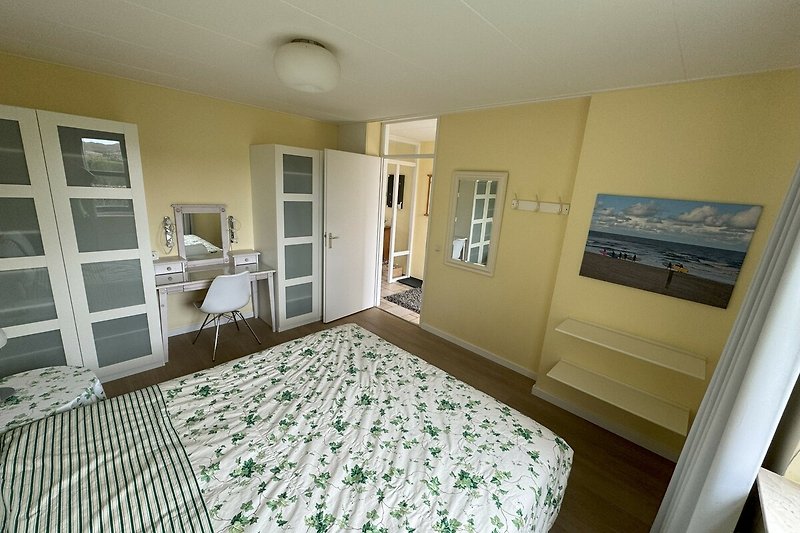 Schlafzimmer im Erdgeschoss mit großzügigen Schrankangebot