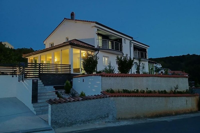 Predivna kuća s lijepim pogledom na predgrađe i osvijetljenim ulazom.