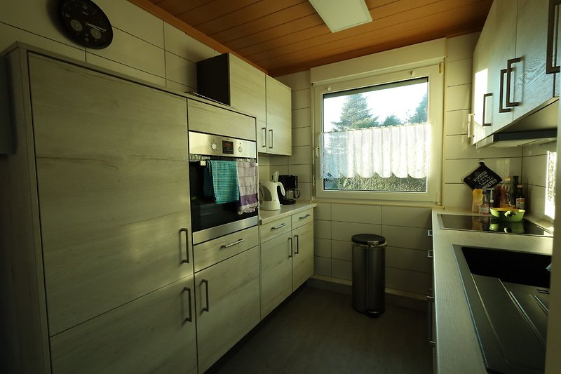 Schöne Küche mit modernen Geräten und stilvollem Design.