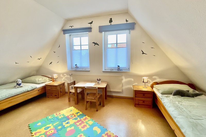 Kinderzimmer mit zwei Einzelbetten 90x200 .
