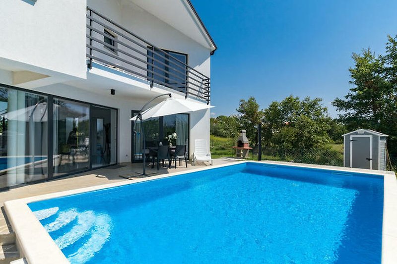 Schönes modernes Anwesen mit privaten Pool und entspannender Aussicht.