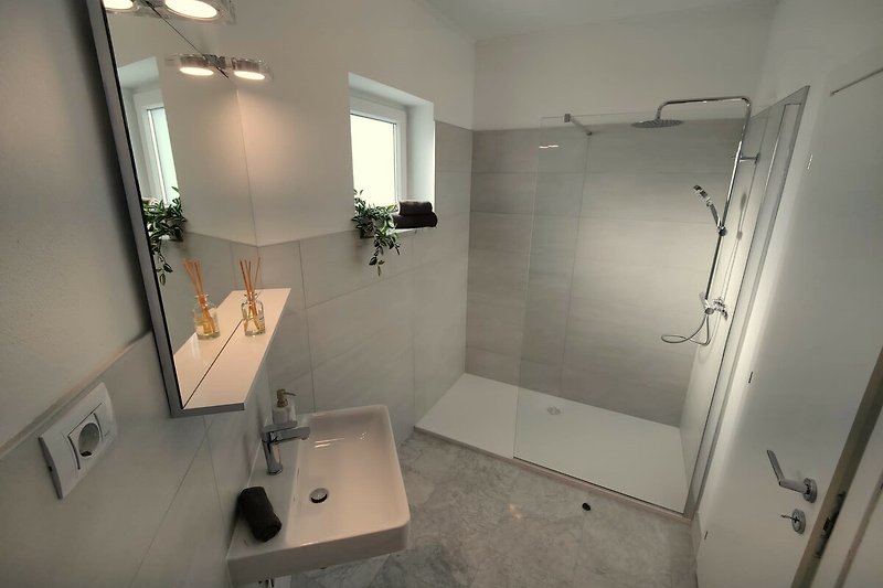 Moderes Badezimmer mit bodenebener Dusche im 1. OG