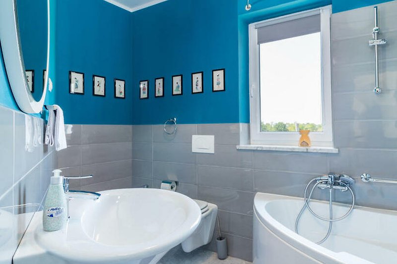 Badezimmer Schlafraum 3: Moderne Badewanne mit Dusche, WC, Waschbecken und Insektenschutz.