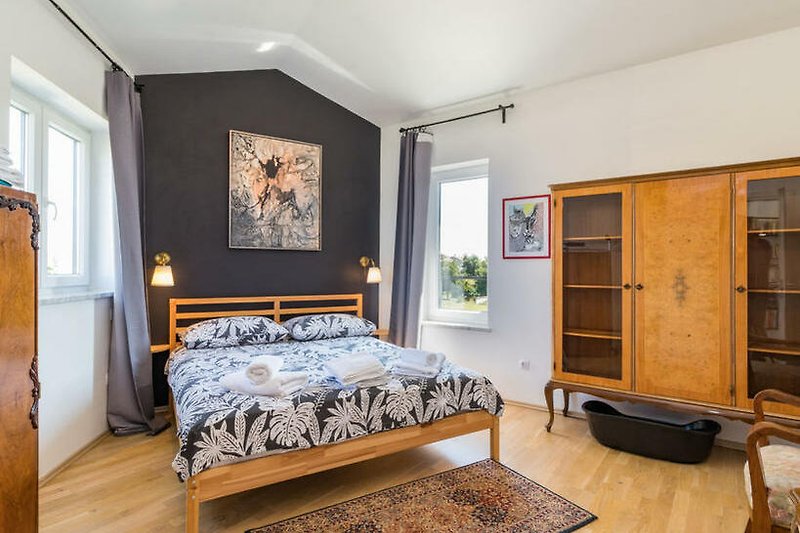 Schlafraum 1 : Gemütliches Schlafzimmer mit Doppelbett und stilvoller Einrichtung und bequemem Bett.