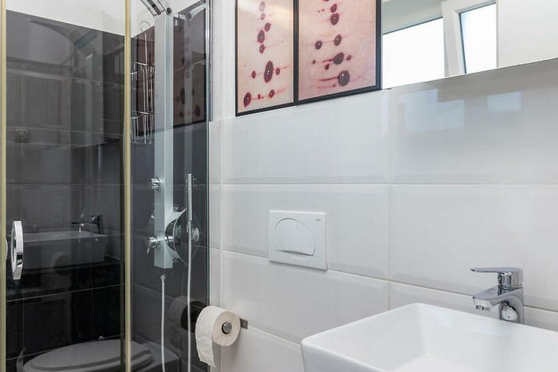 Schönes Badezimmer im EG mit Regendusche, WC, Waschbecken und Insektenschutz.