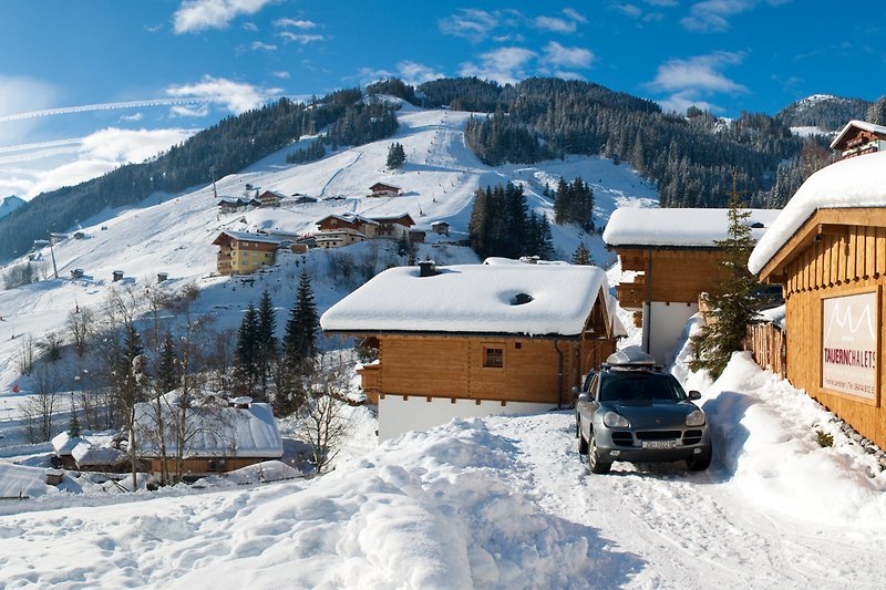 Ein charmantes Haus mit Blick auf schneebedeckte Berge und eine malerische Landschaft.