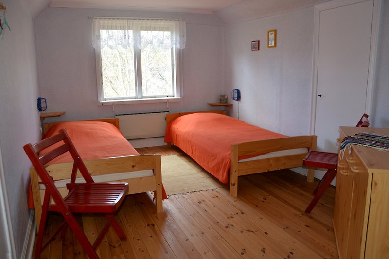 Schönes Schlafzimmer mit bequemem Bett und Holzmöbeln.