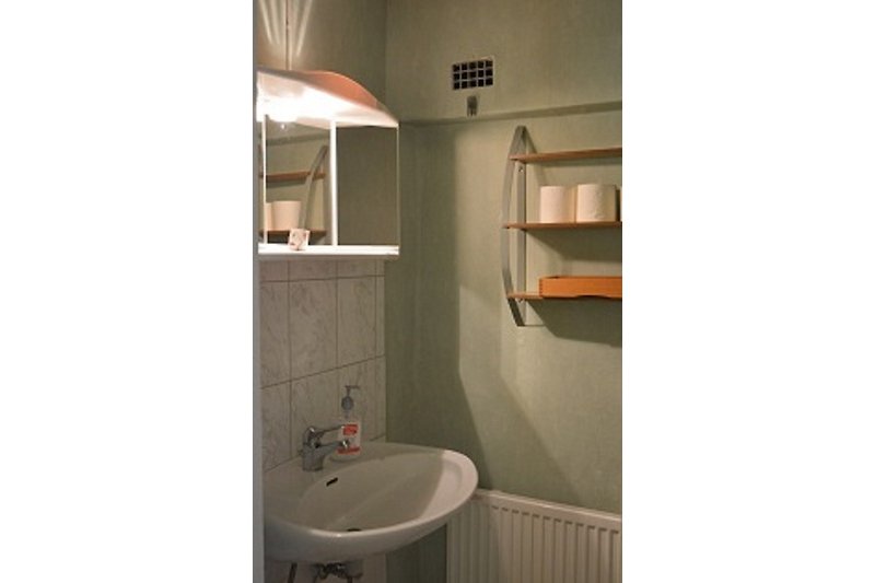 Schönes Badezimmer mit stilvollem Design und Keramikwaschbecken.