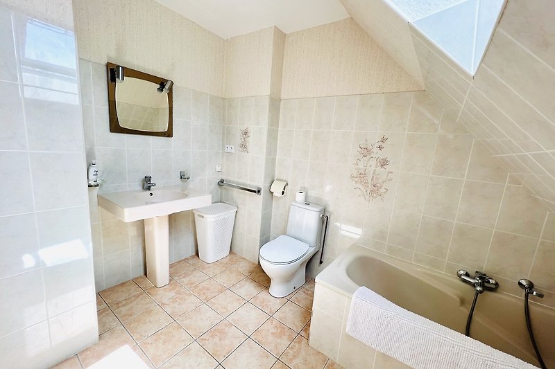 Schönes Badezimmer mit lila Wand, Holzboden und Keramikwaschbecken.