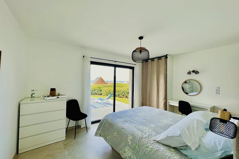 Gemütliches Schlafzimmer  (Erdgeschoss) mit Holzbett, stilvoller Beleuchtung und Fensterdekoration.