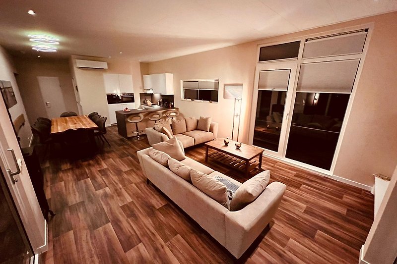 Modernes Wohnzimmer mit stilvollen Möbeln und dekorativen Elementen. Gemütliche Couch und eleganter Tisch schaffen eine einladende Atmosphäre.