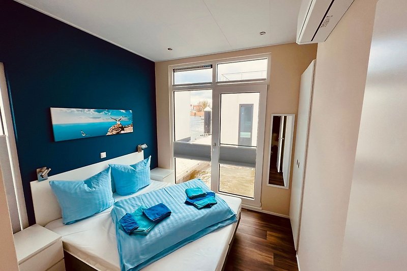 Elegantes Schlafzimmer mit stilvollem Bett und moderner Beleuchtung.